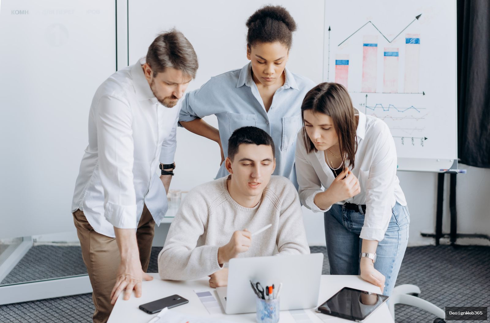 Equipe marketing analysant des donnees publicitaires autour d un ordinateur portable