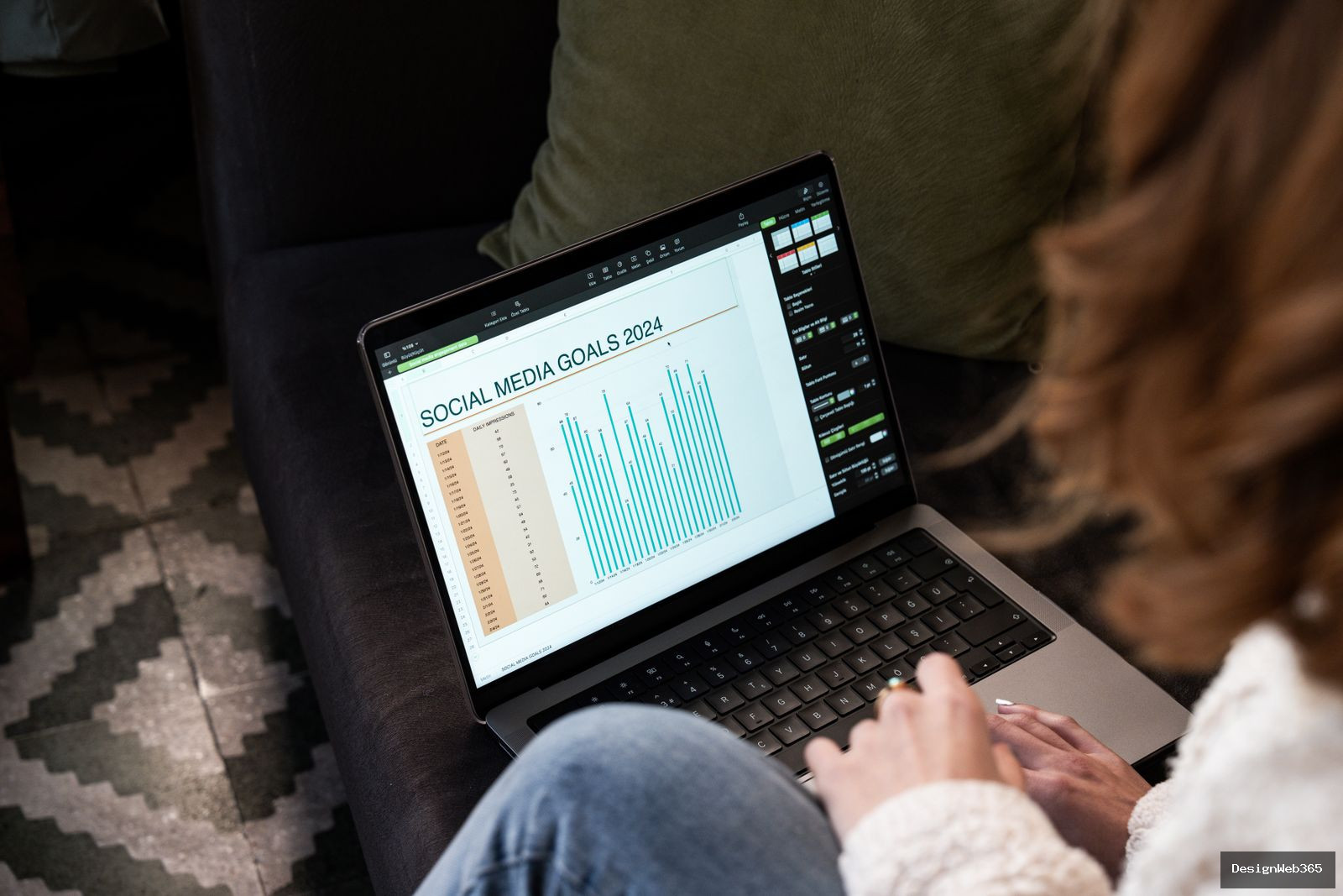 Femme consultant des statistiques de reseaux sociaux sur un ordinateur portable