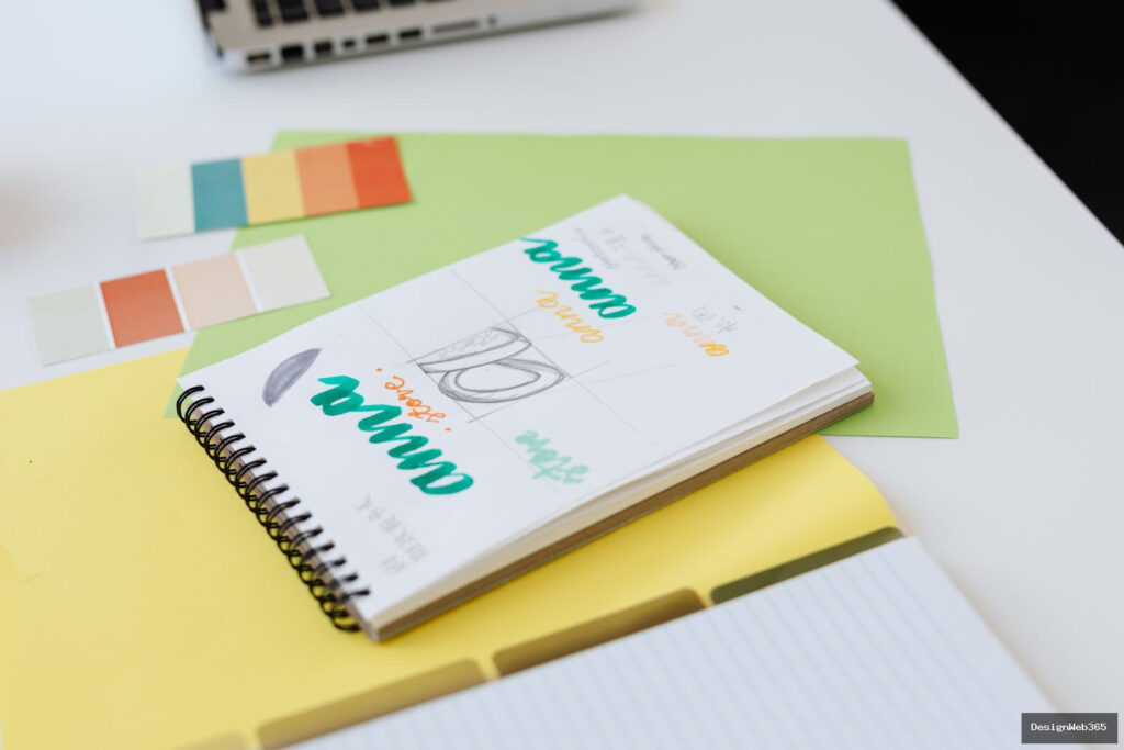 Carnet de croquis avec logos et palettes de couleurs pour un projet de creation de site web