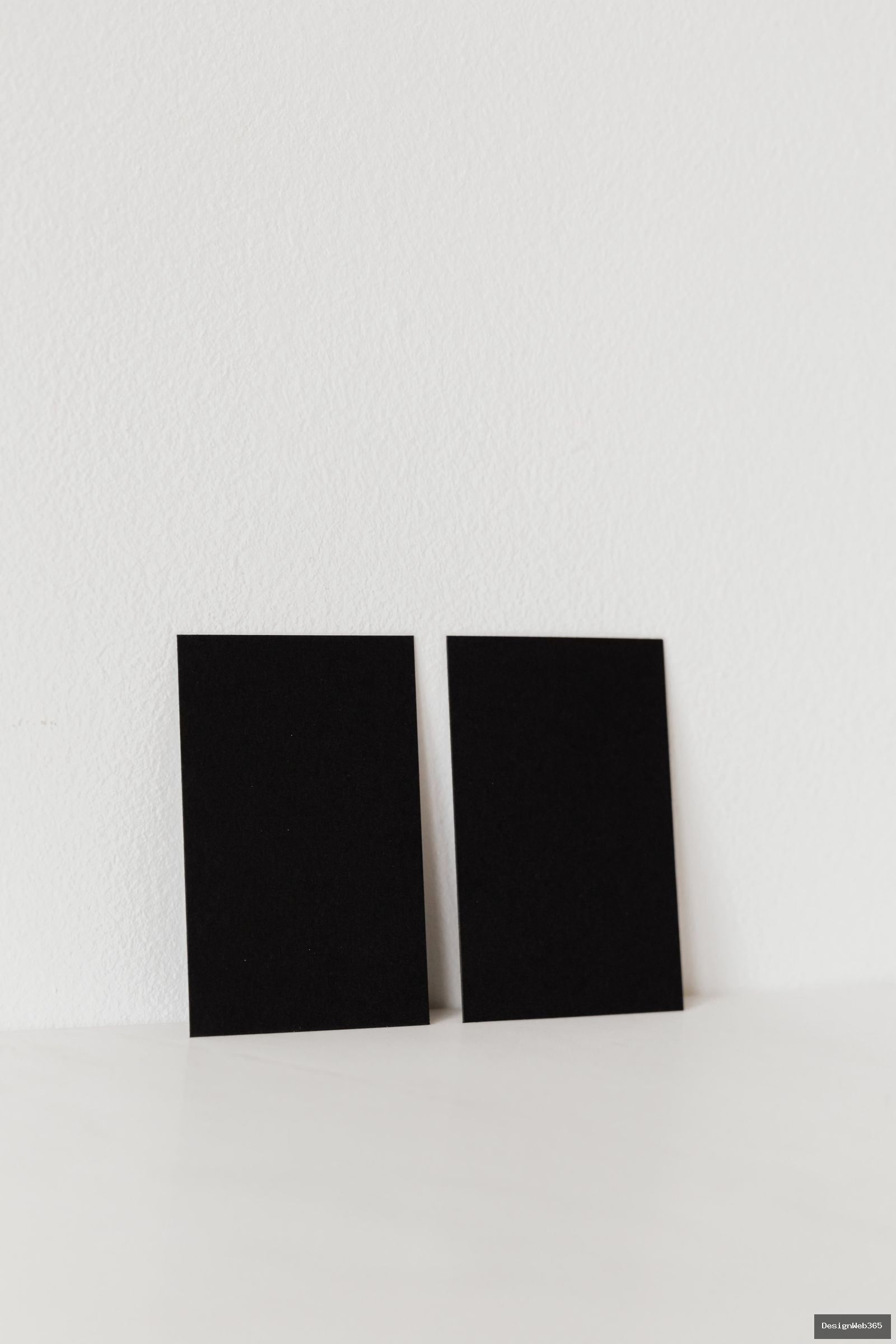 Logo minimaliste noir sur carte