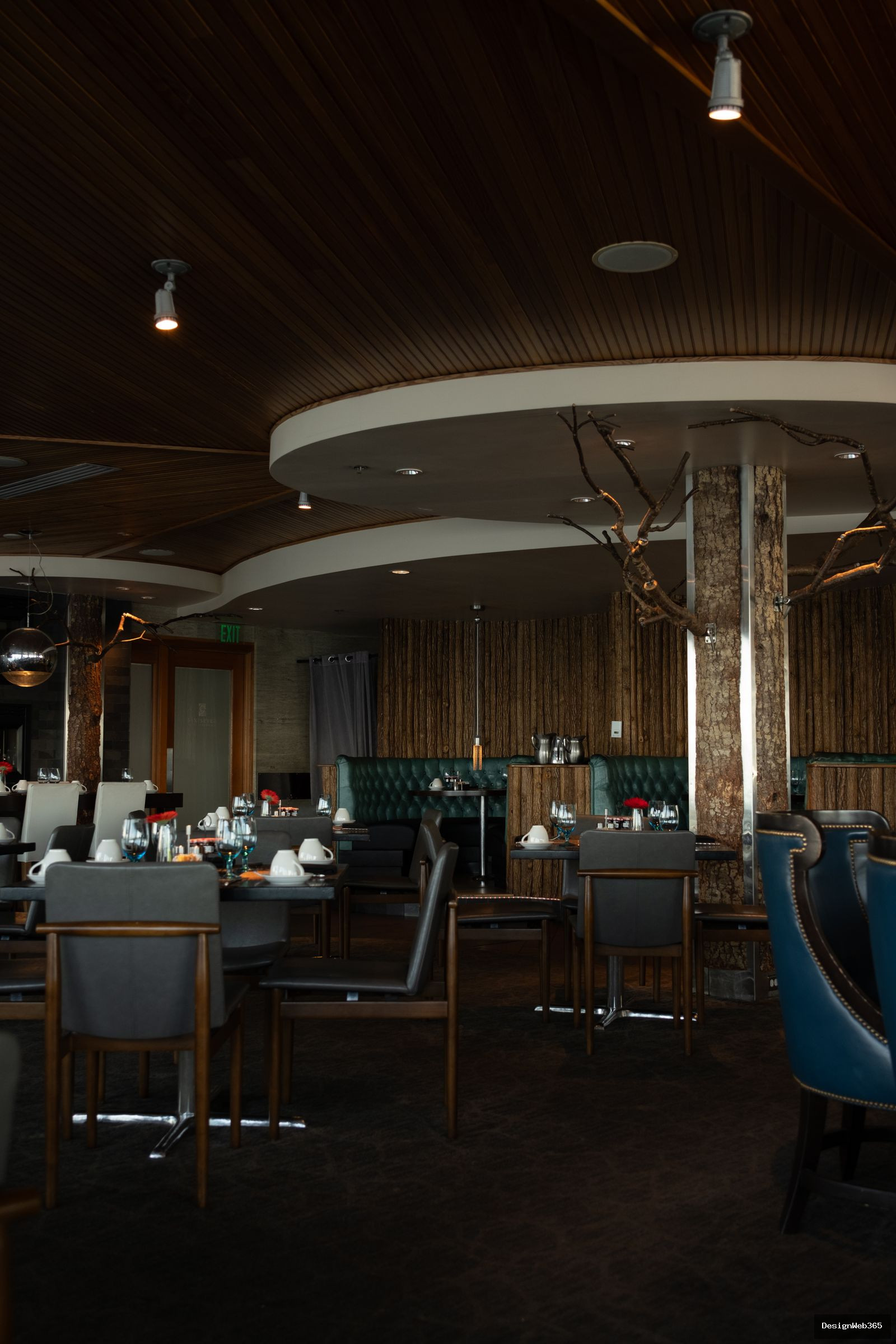 Interieur de restaurant elegant avec decor en bois et eclairage tamise