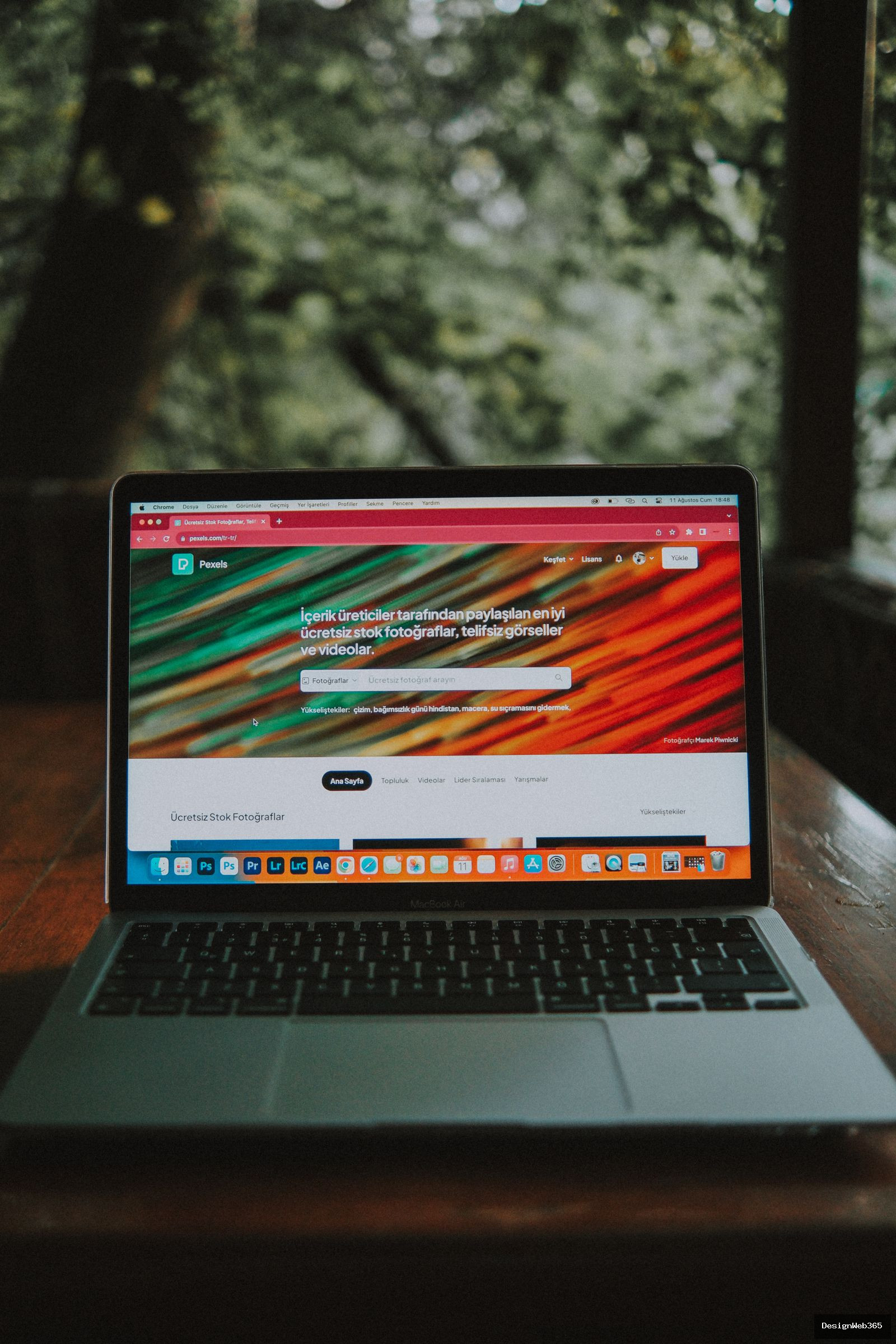 Ordinateur portable affichant un navigateur web sur un bureau en bois