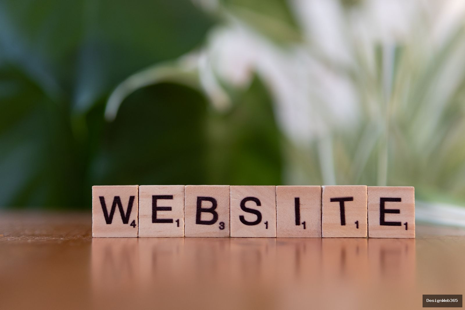 Lettres de scrabble en bois formant le mot Website sur une table