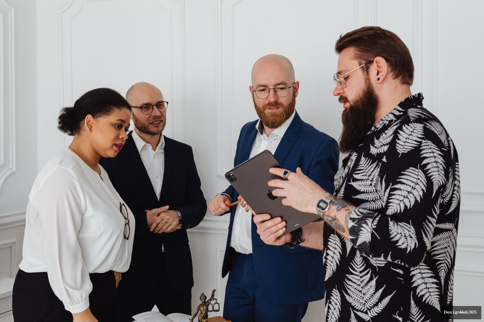 Equipe de professionnels collaborant en reunion autour d'une tablette