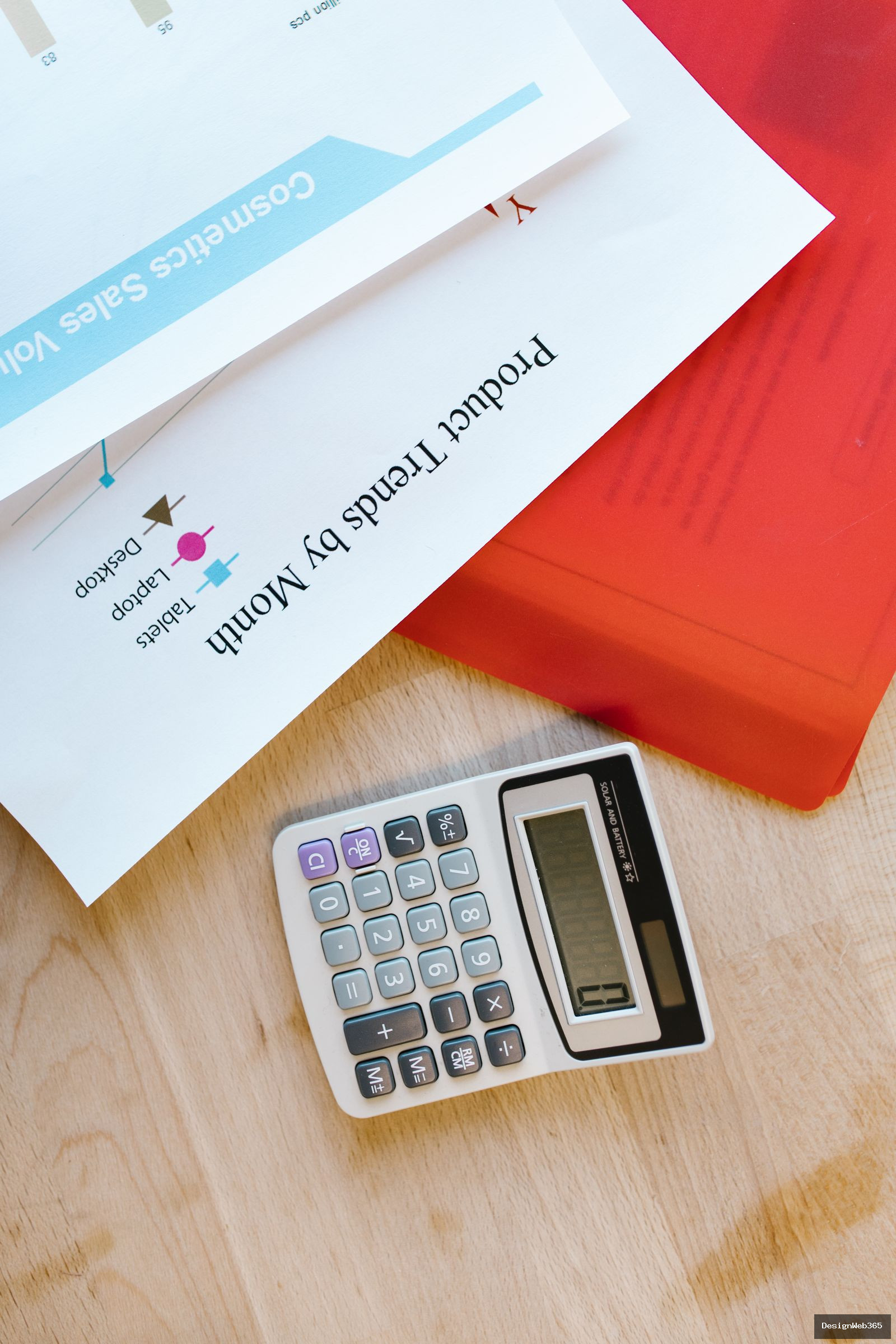 Calculatrice et documents professionnels sur un bureau pour la gestion comptable