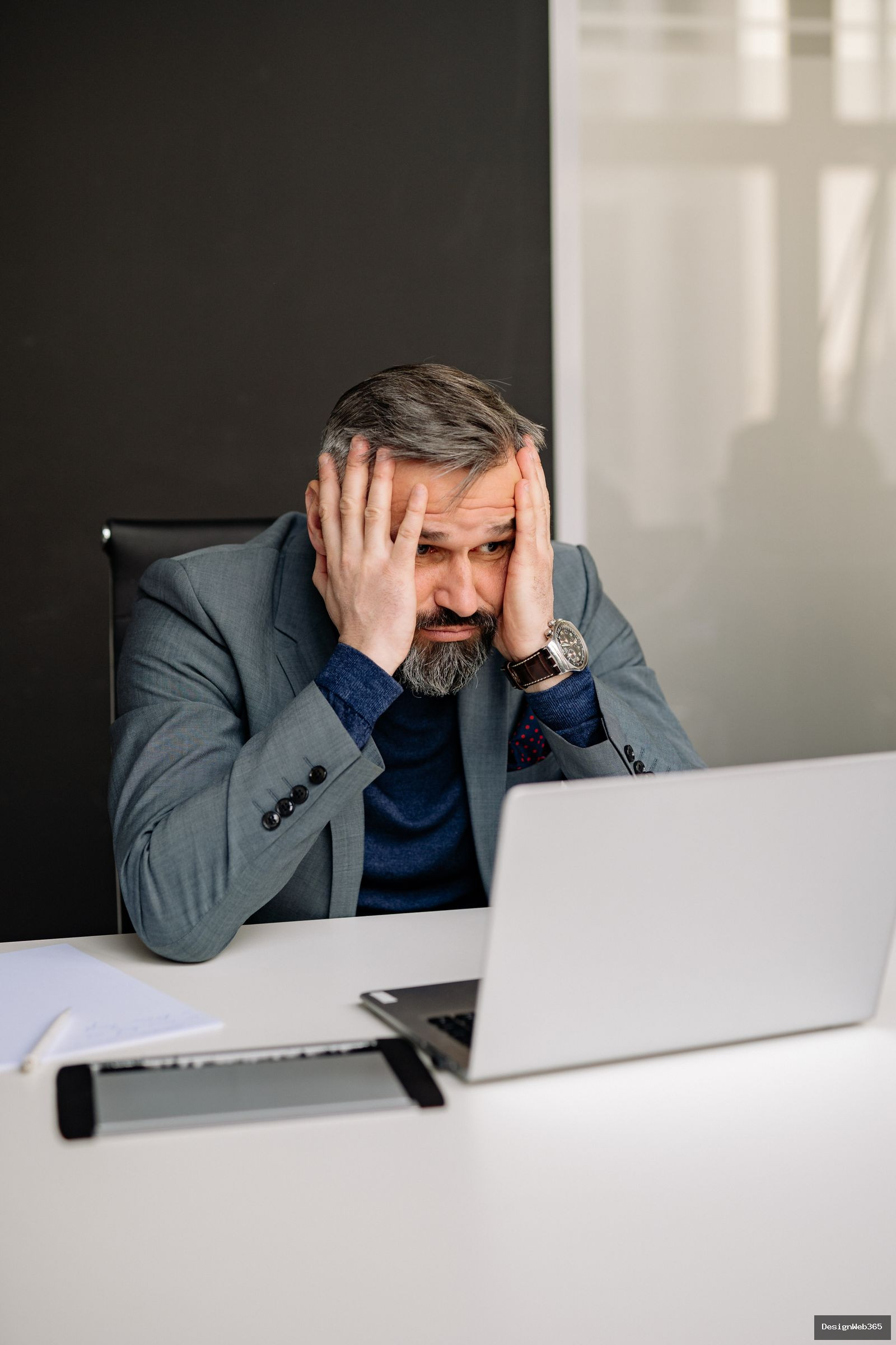 Homme d affaires stresse devant son ordinateur portable au bureau