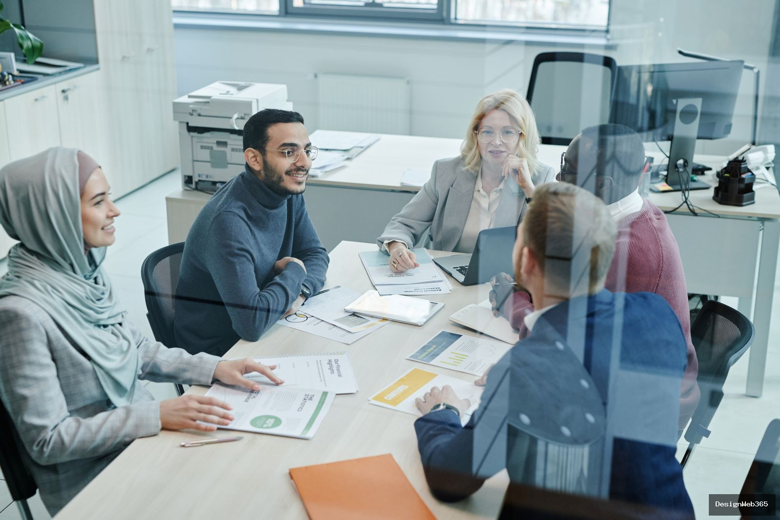 Équipe marketing en réunion pour définir une stratégie de marketing en ligne