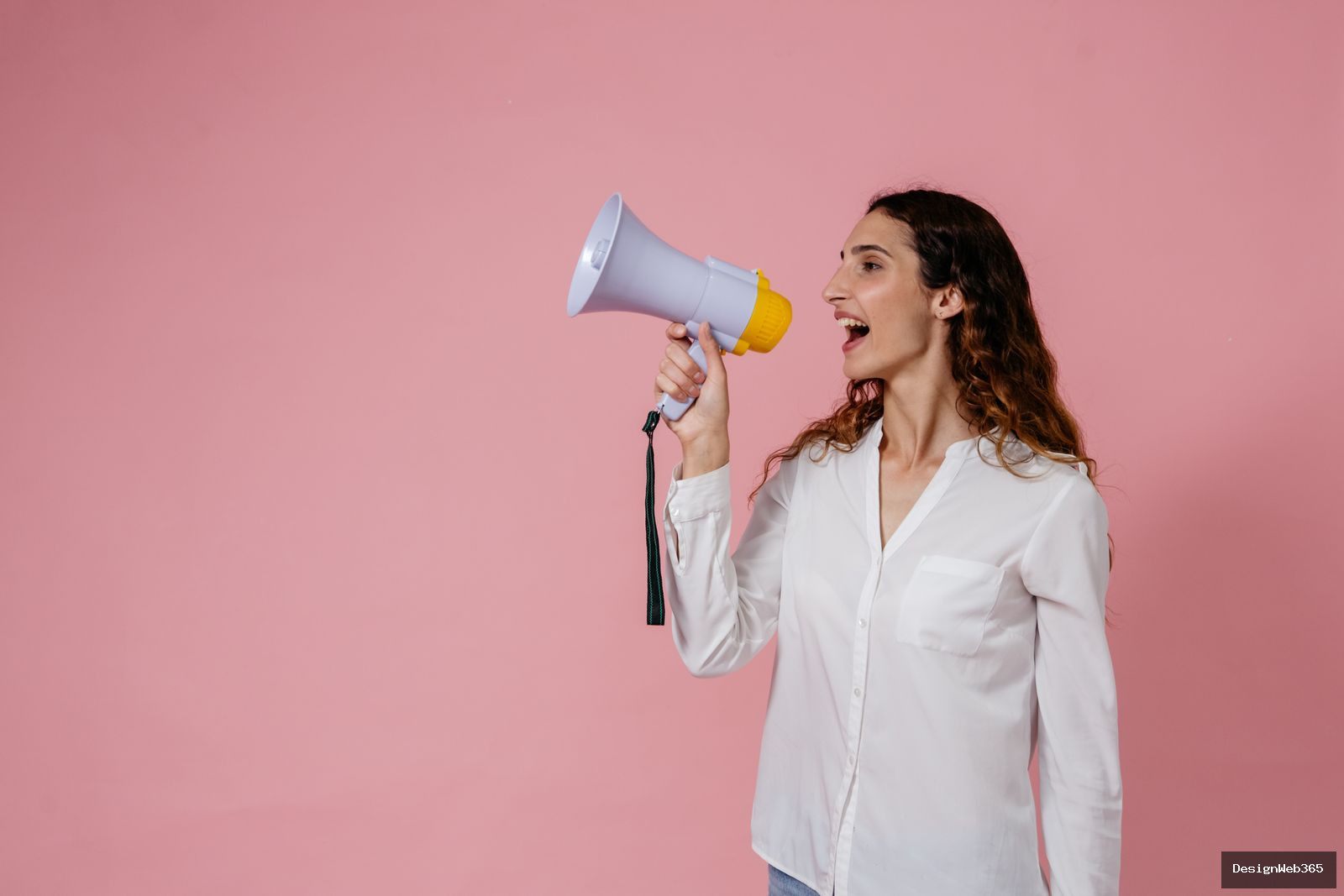 Femme utilisant un mégaphone, illustration d'une campagne de publicité en ligne